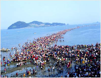 http://seongyosa.files.wordpress.com/2012/07/jindo-island-miracle-141.jpg